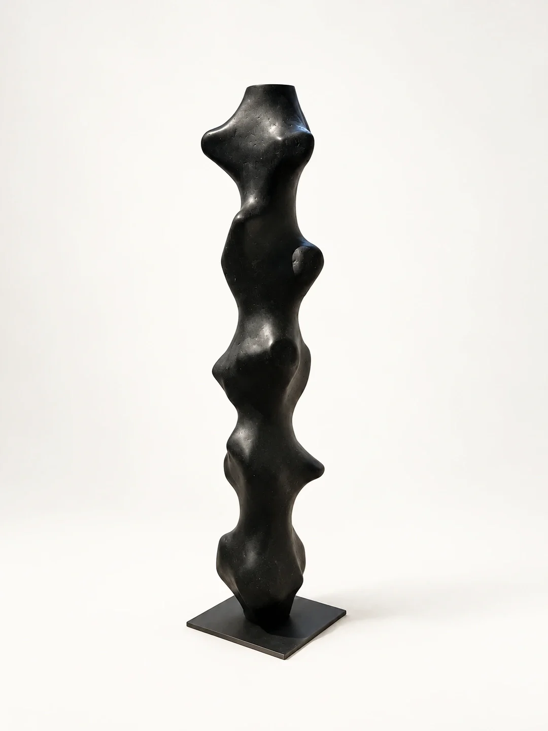 totem-i-justino-del-casar-collectible-design-sculpture-blanconegro-barcelona-02.webp