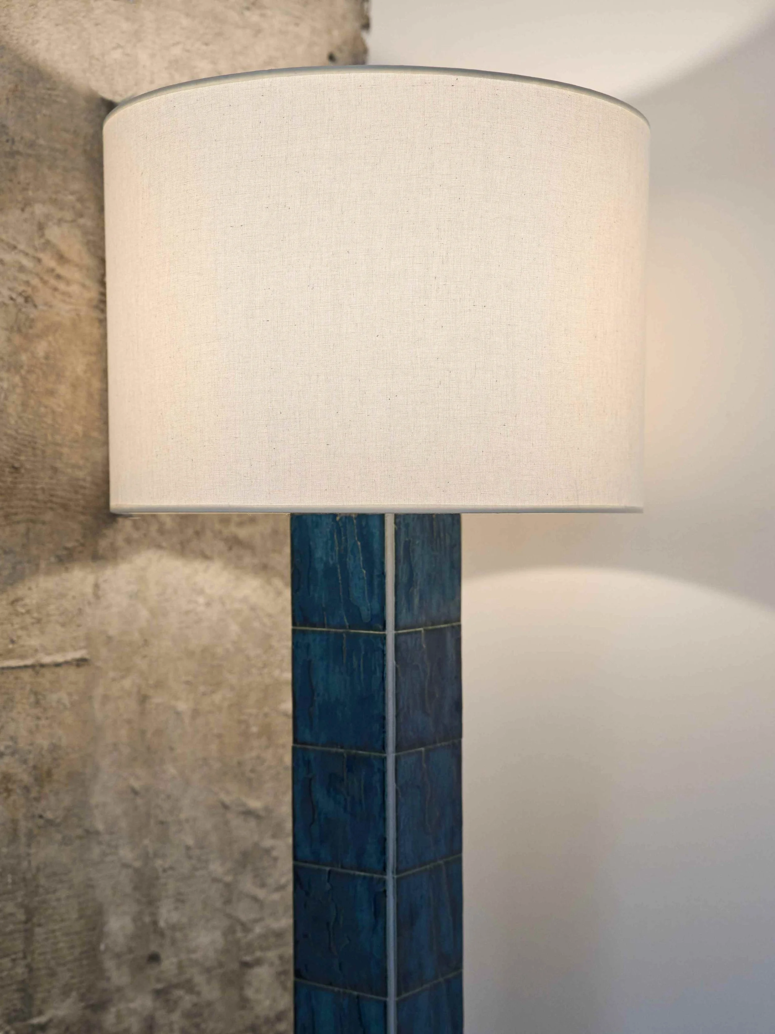 Collectible floor lamp combining ceramic craftsmanship and refined textile light.