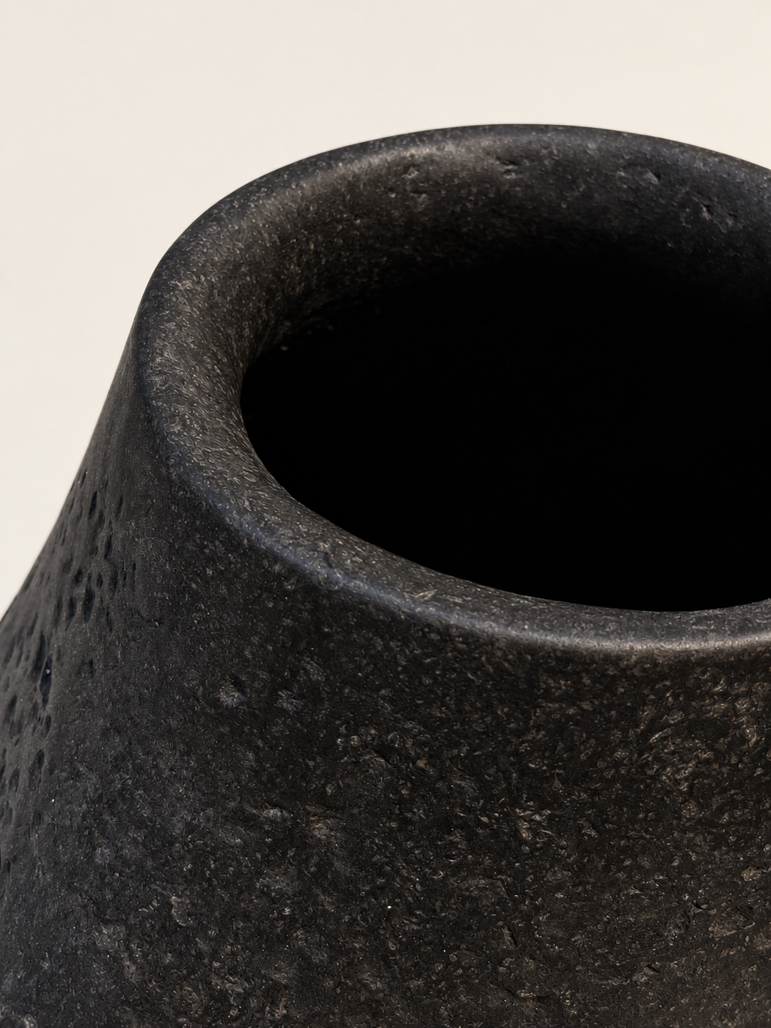 Rim detail of Charta Ollam by Justino Del Casar, handmade black paper vessel with matte mineral finish