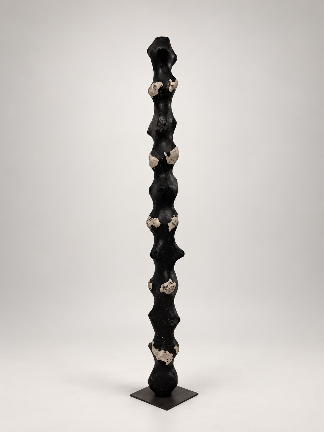 Tótem III, contemporary totem sculpture by Justino Del Casar in black papier-mâché, three-quarter view