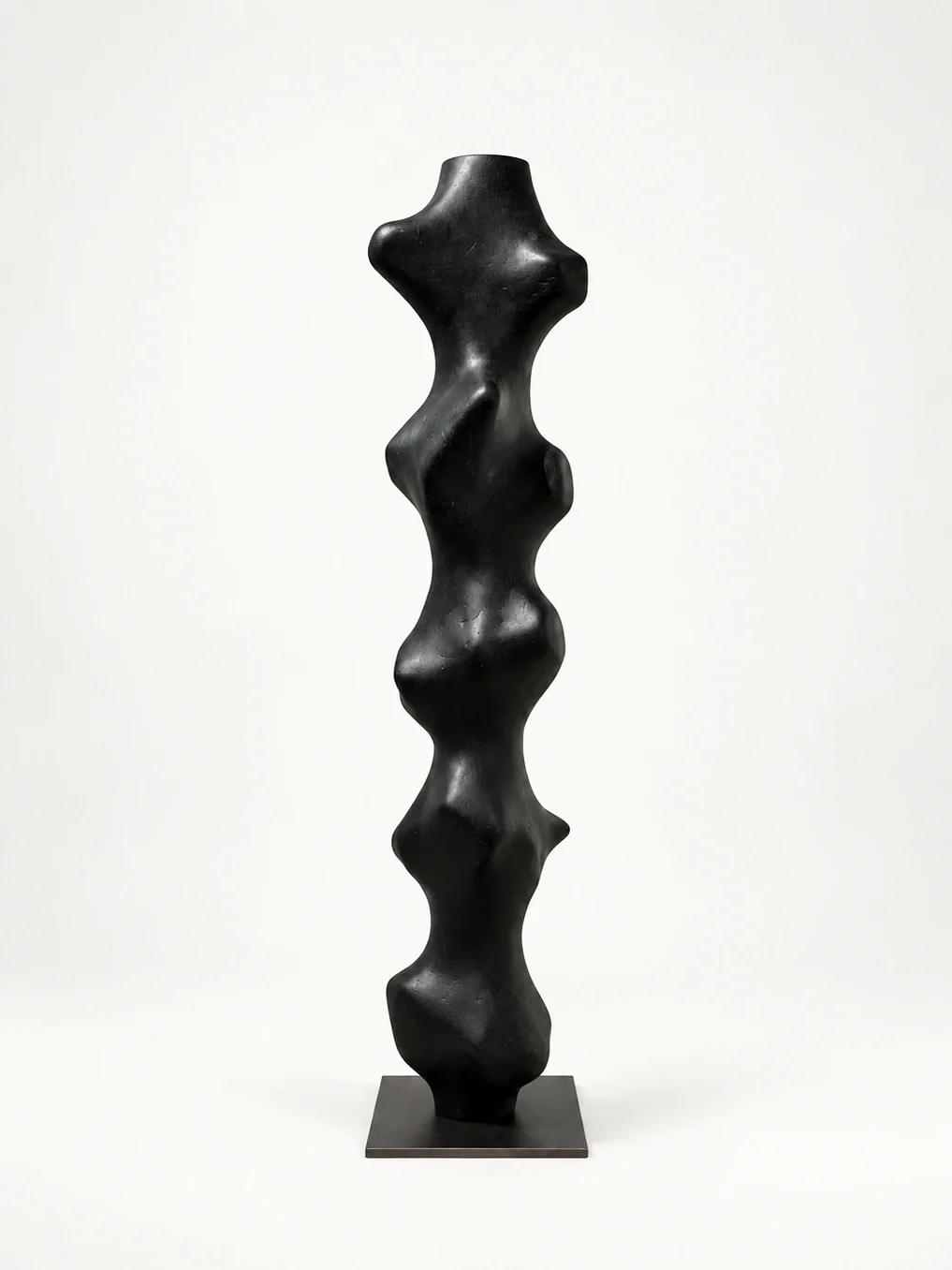 totem-i-justino-del-casar-collectible-design-sculpture-blanconegro-barcelona-01.webp