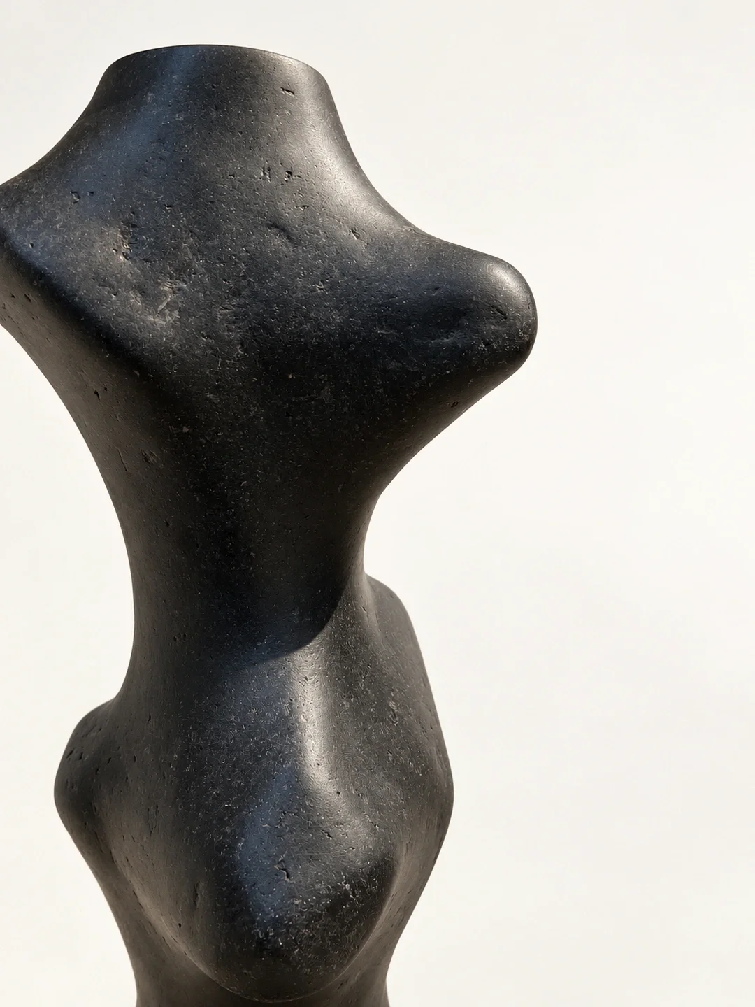 totem-i-justino-del-casar-collectible-design-sculpture-upper-detail-blanconegro-barcelona-04.webp