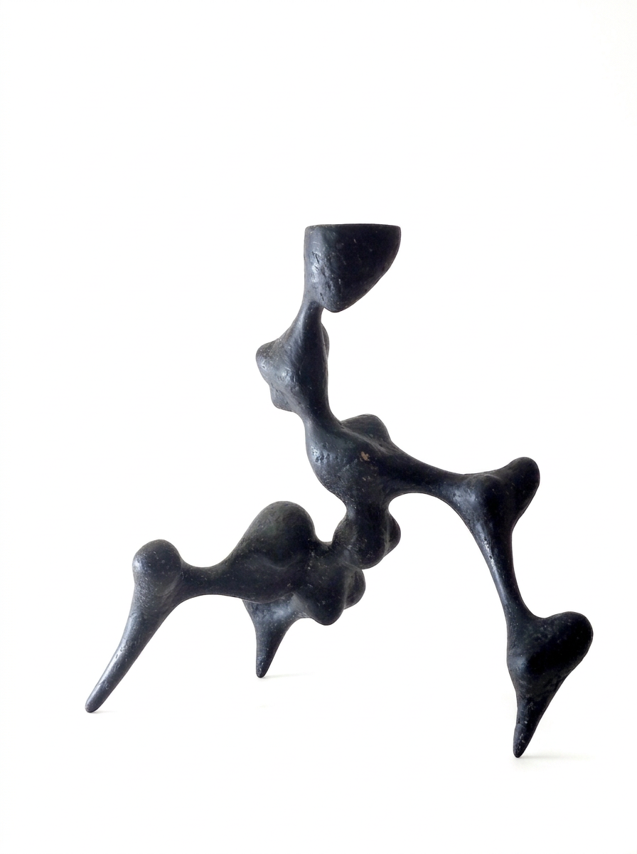 Bicho II by Justino Del Casar, rear three-quarter view of the zoomorphic sculpture in speckled black