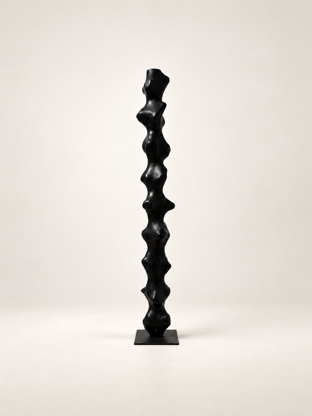totem-justino-del-casar-collectible-design-sculpture-blanconegro-barcelona-01.webp