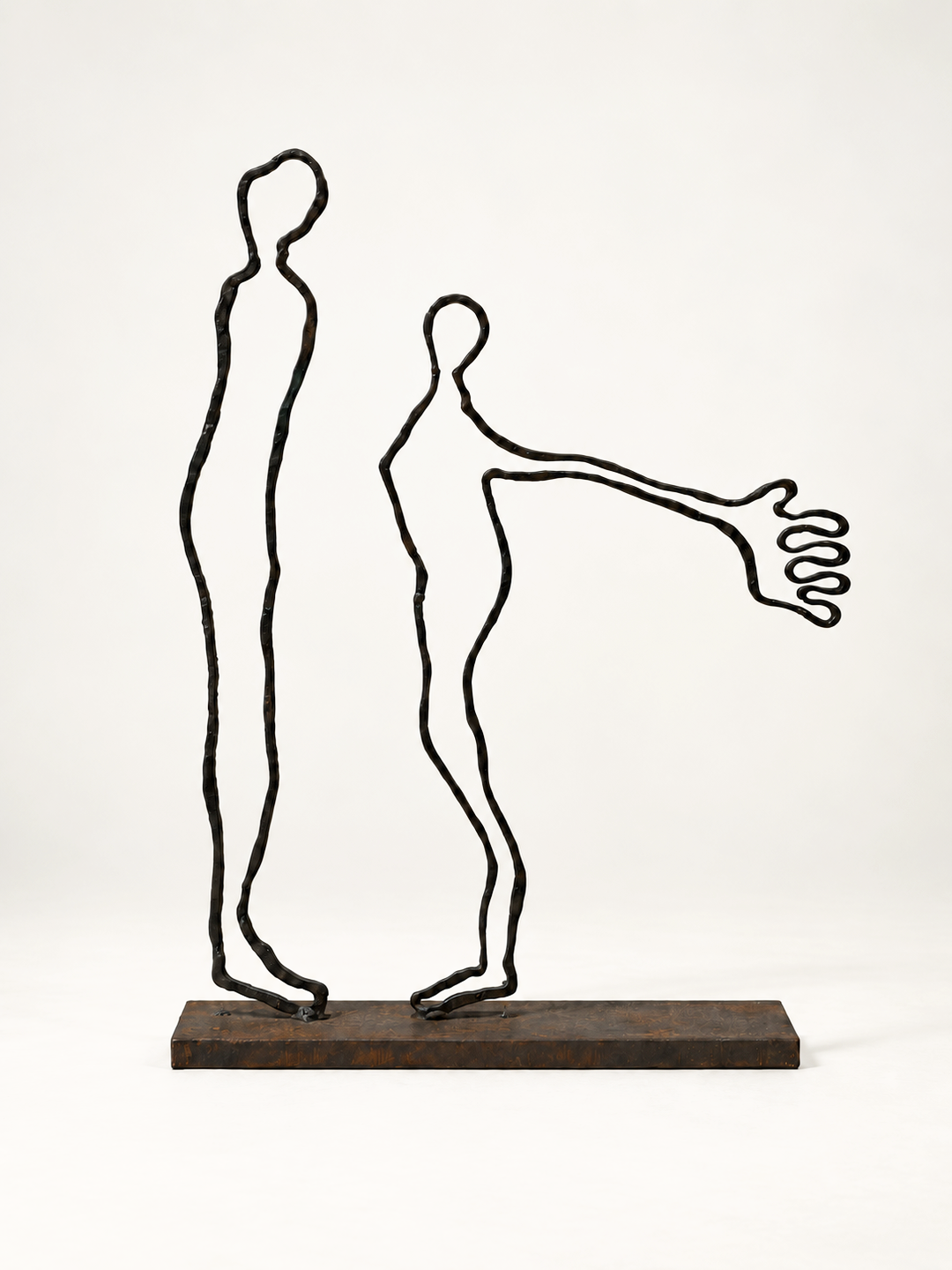 Contact by Robert Pous, minimalist bronze sculpture of two figures drawn in a single line, BLANCONEGRO BARCELONA