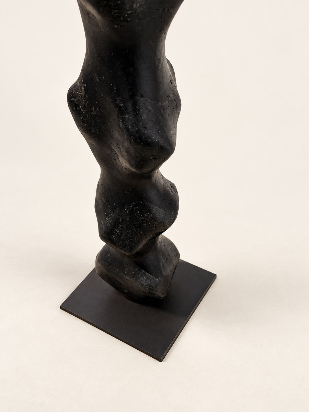 Base of Tótem II by Justino Del Casar, handmade paper sculpture anchored on a square metal plinth