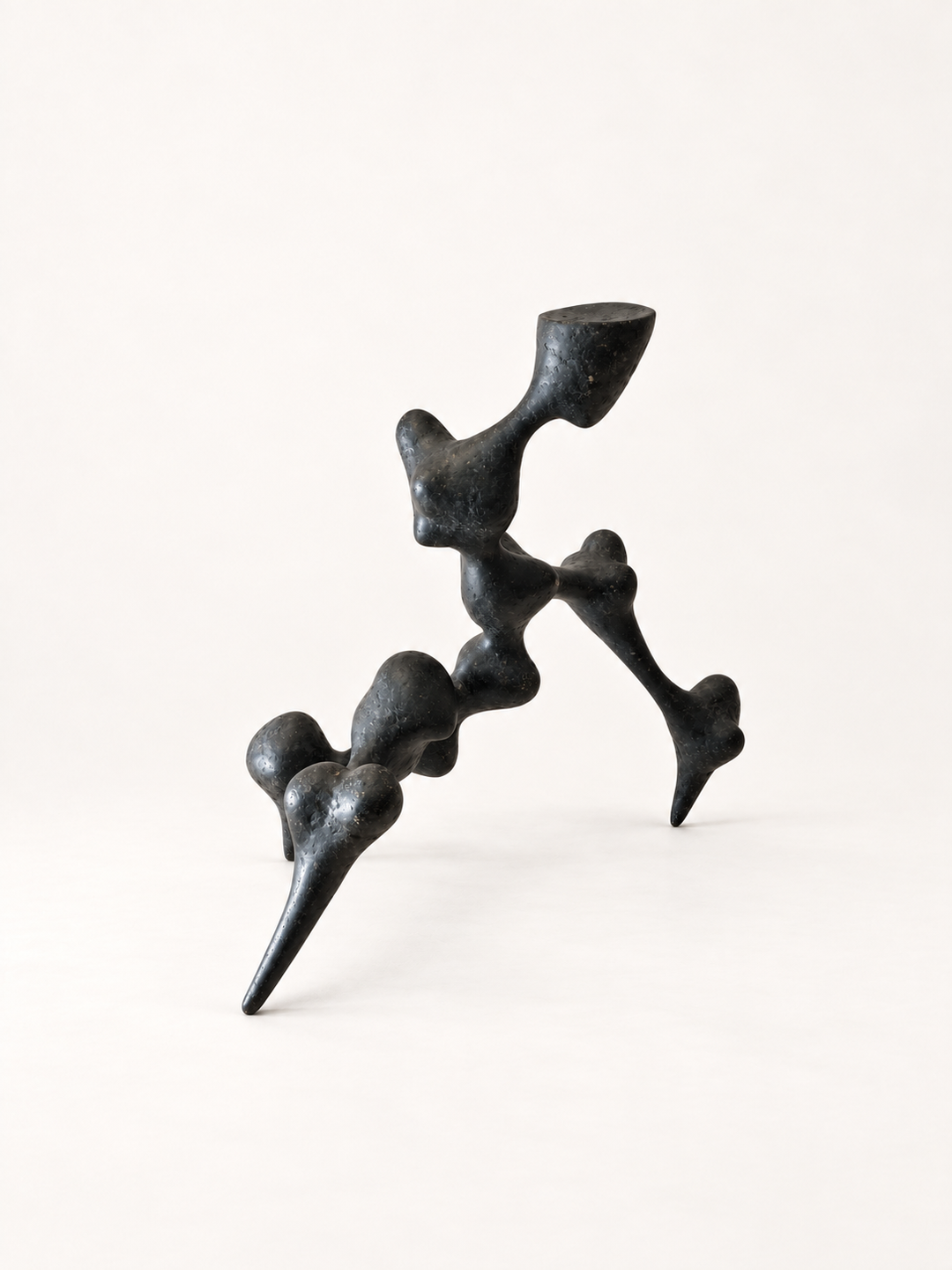 Side view of Bicho II by Justino Del Casar, a hand-modelled papier-mâché sculpture with tapered legs available in BLANCONEGRO BARCELONA