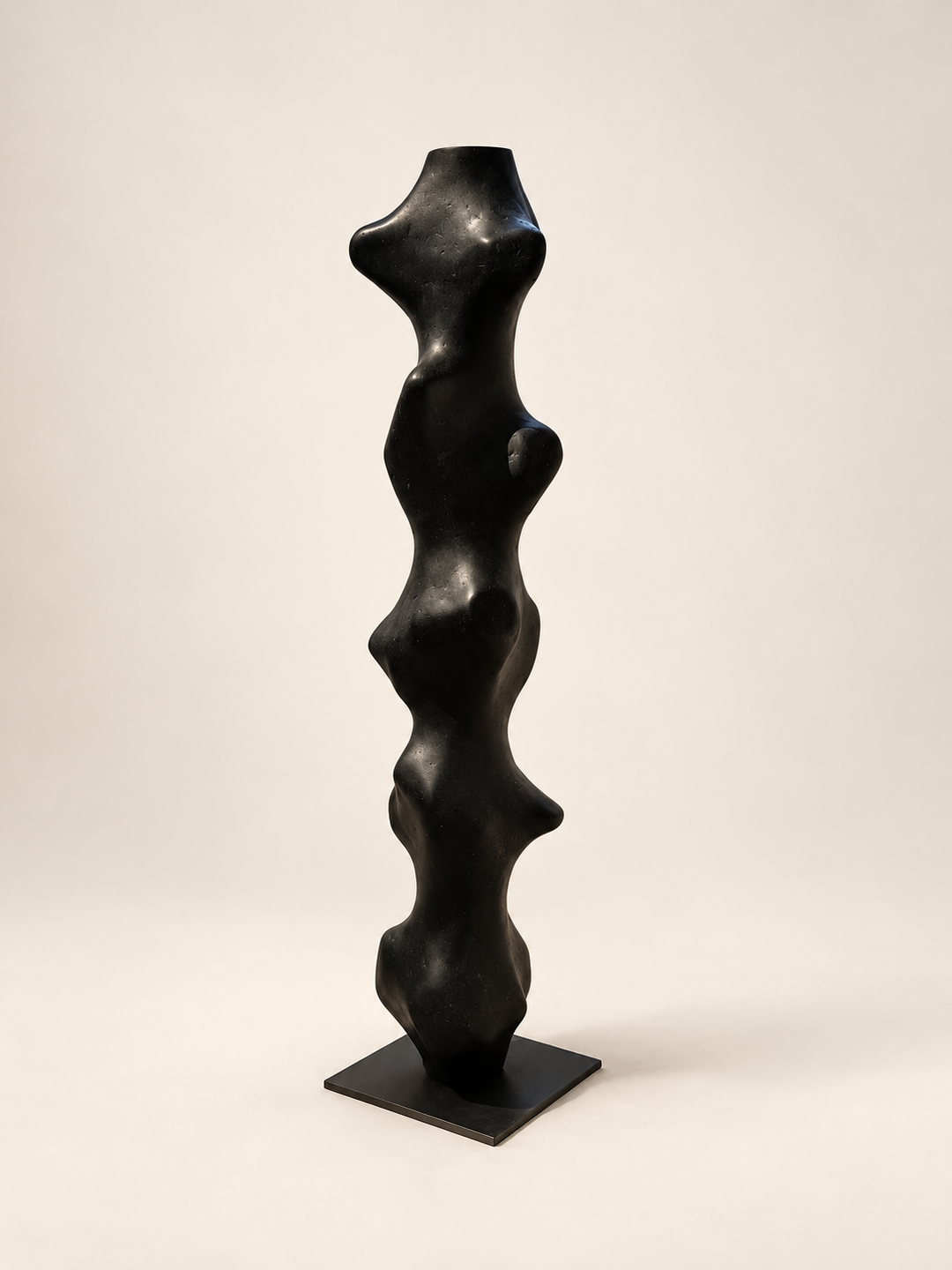 Tótem I by Justino Del Casar, organic column sculpture in handmade papier-mâché, angled view, BLANCONEGRO BARCELONA