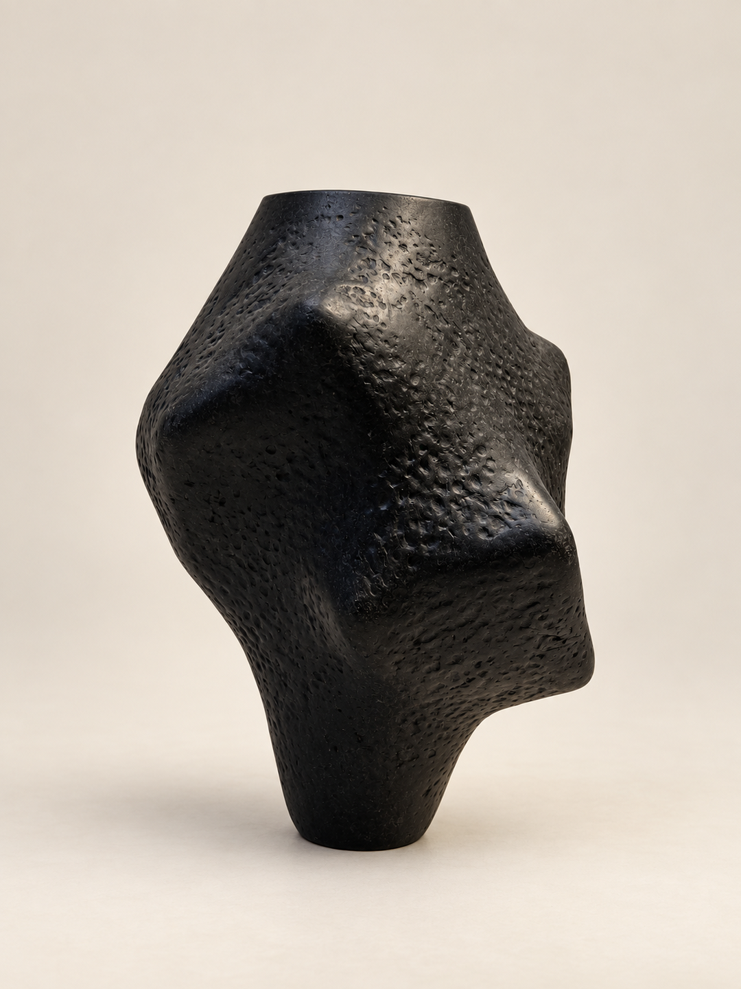 Charta Ollam by Justino Del Casar, anthropomorphic papier-mâché vase with volcanic texture, side view, BLANCONEGRO BARCELONA