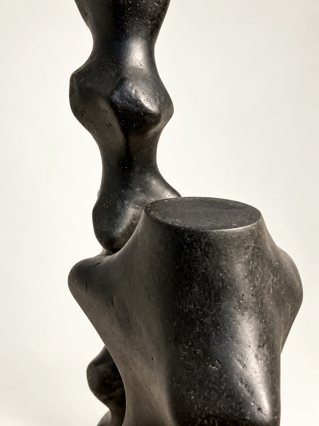 totem-i-and-totem-justino-del-casar-sculpture-detail-blanconegro-barcelona-07.webp
