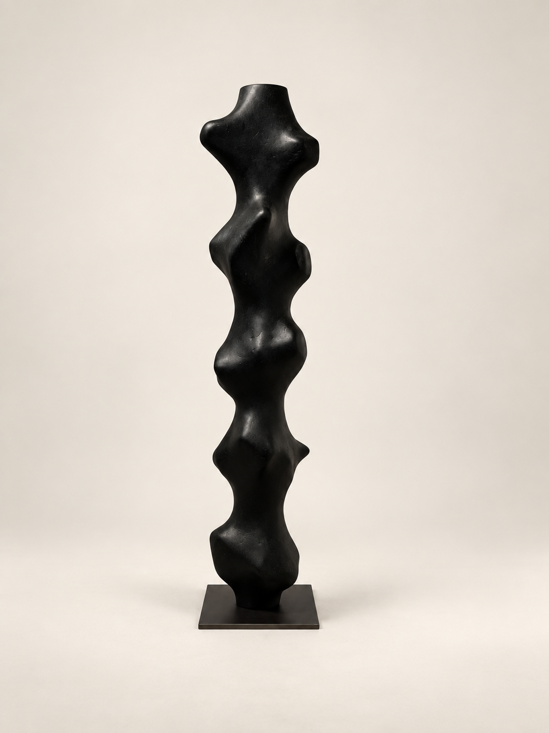Tótem I biomorphic sculpture in matte black recycled paper by Justino Del Casar, front view, BLANCONEGRO BARCELONA