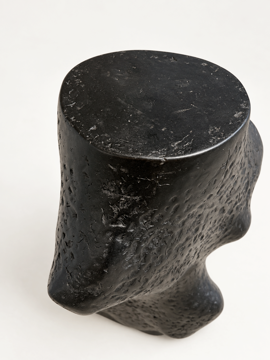pedestal-ii-justino-del-casar-top-detail-blanconegro-barcelona-04.png
