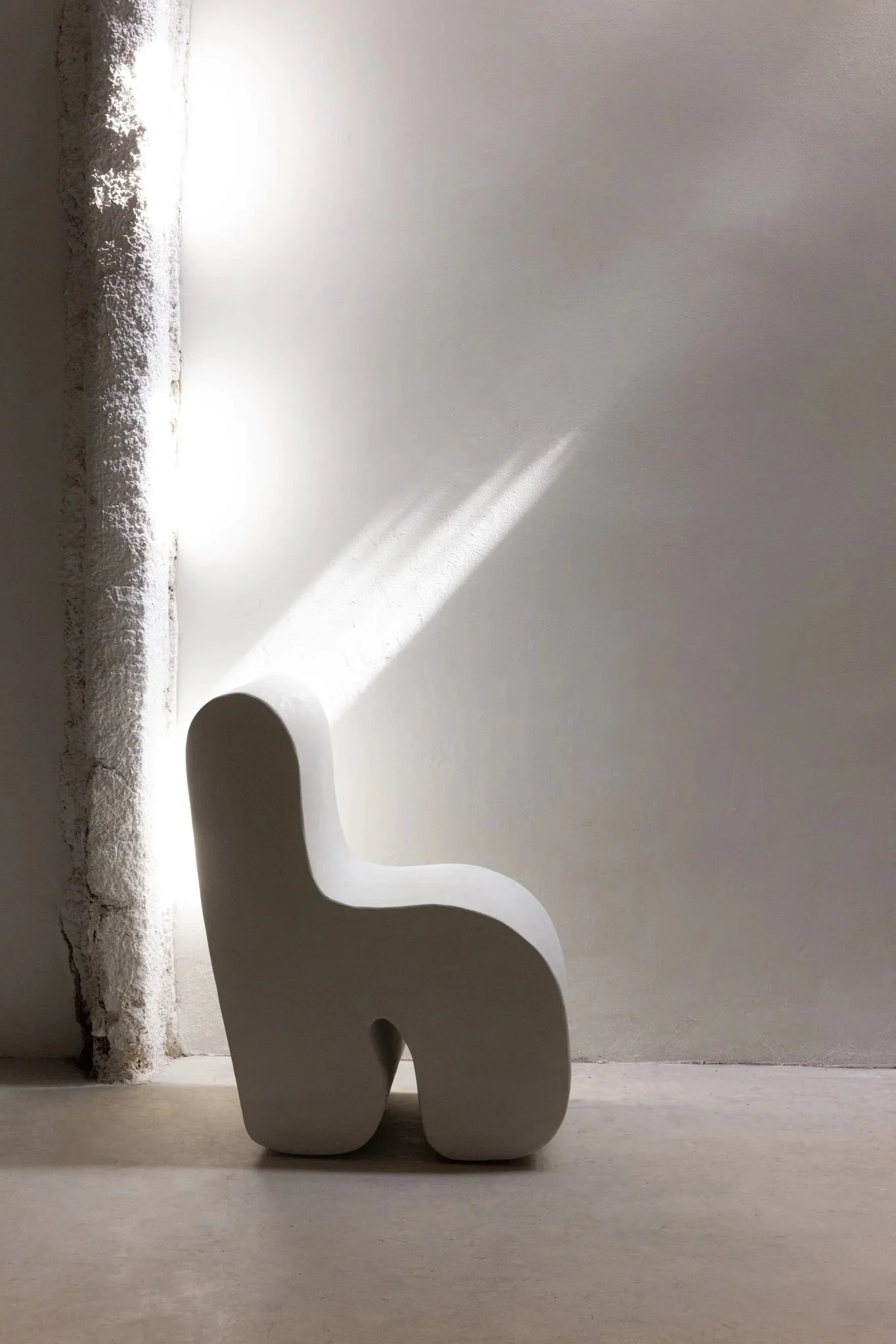 Oléa organic dining chair by ITS A MOOD, monolithic collectible furniture with tall rounded backrest, BLANCONEGRO BARCELONA