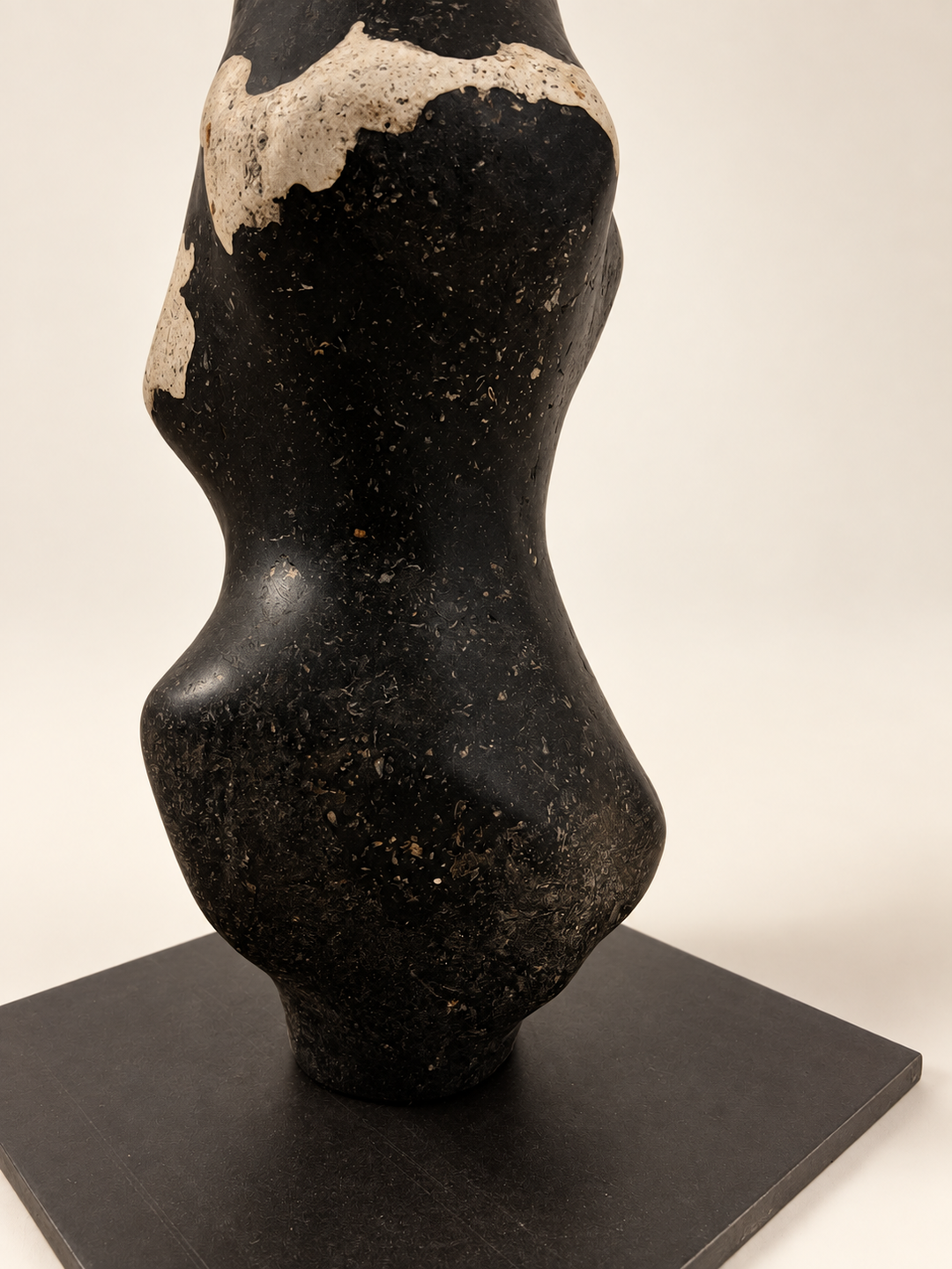 Detail of Tótem III base, handmade papier-mâché sculpture by Justino Del Casar on square metal plinth