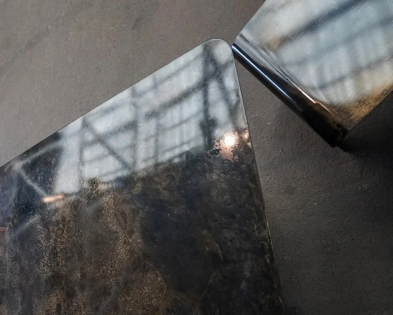 arius-dining-table-design-funriture-unique-MAXIME-HALOT-EAST-WEST-space-showroom-Barcelona-04.jpg