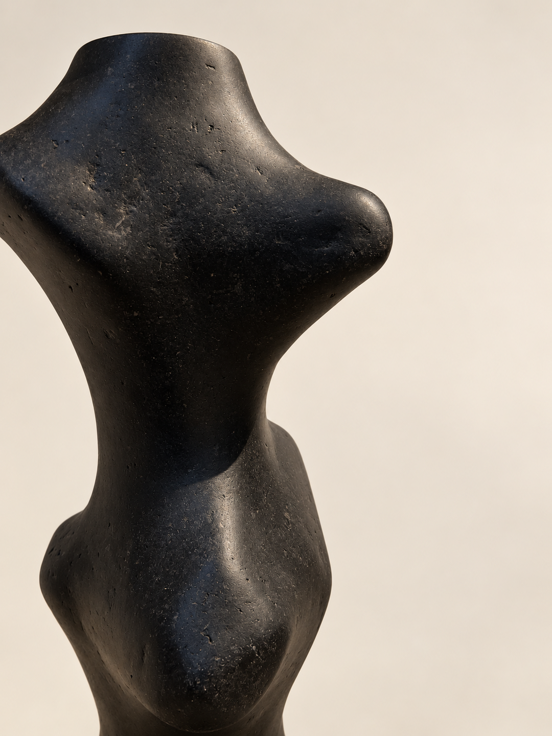 Close-up of the top of Tótem I by Justino Del Casar, sculpted curves in speckled black papier-mâché