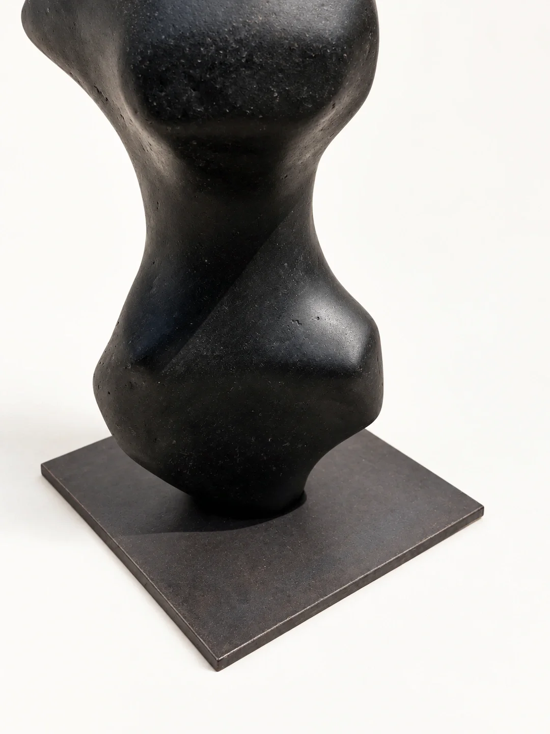 totem-i-justino-del-casar-collectible-design-sculpture-base-detail-blanconegro-barcelona-03.webp