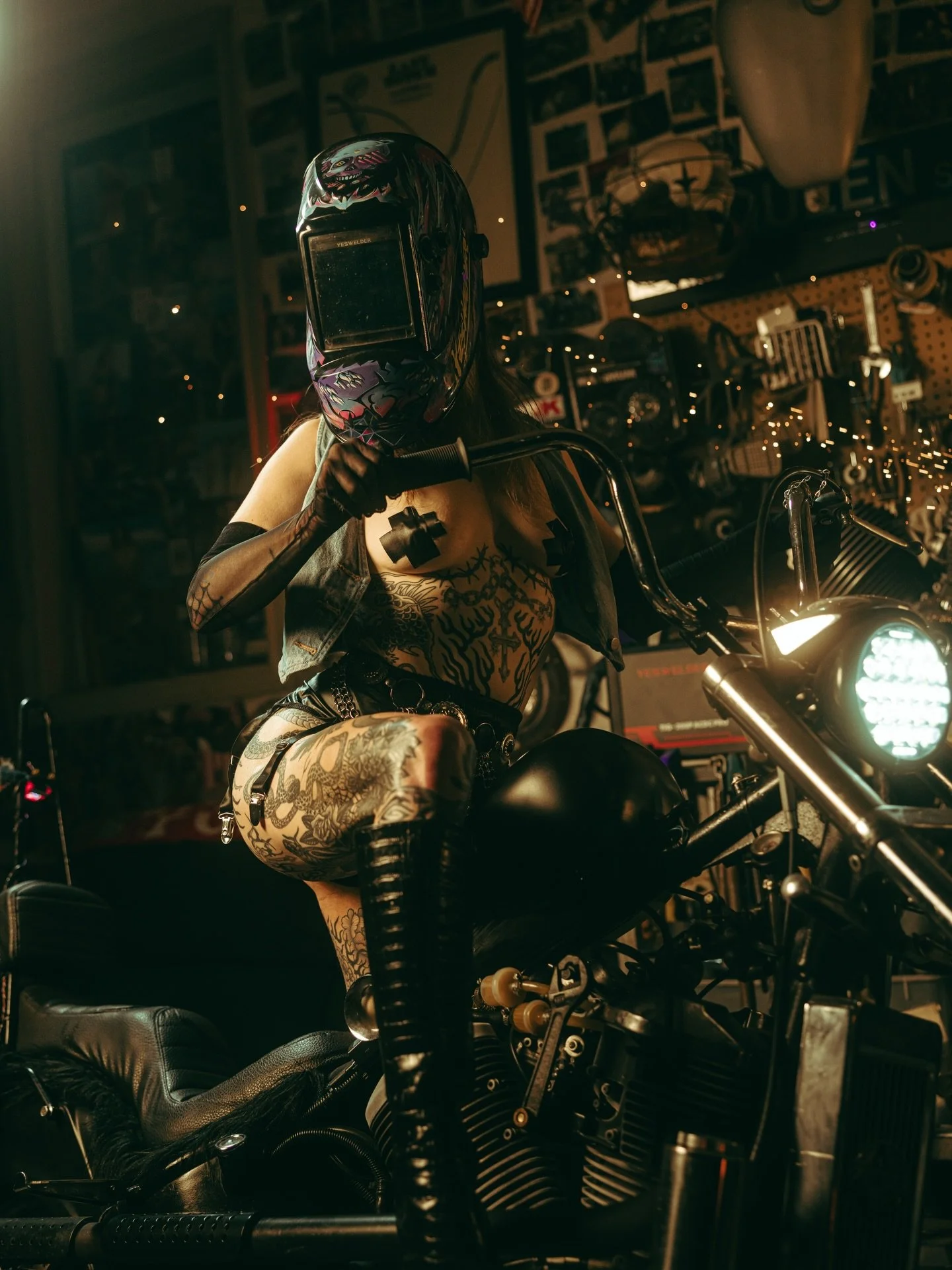 Life is too short for boring photoshoots. 

&ldquo;Iron Reign&rdquo;

🧜🏻&zwj;♀️ @katwoman2_ 
🛞 @queenstreet.moto 
📸 @schofieldssirens @joshschofieldphoto