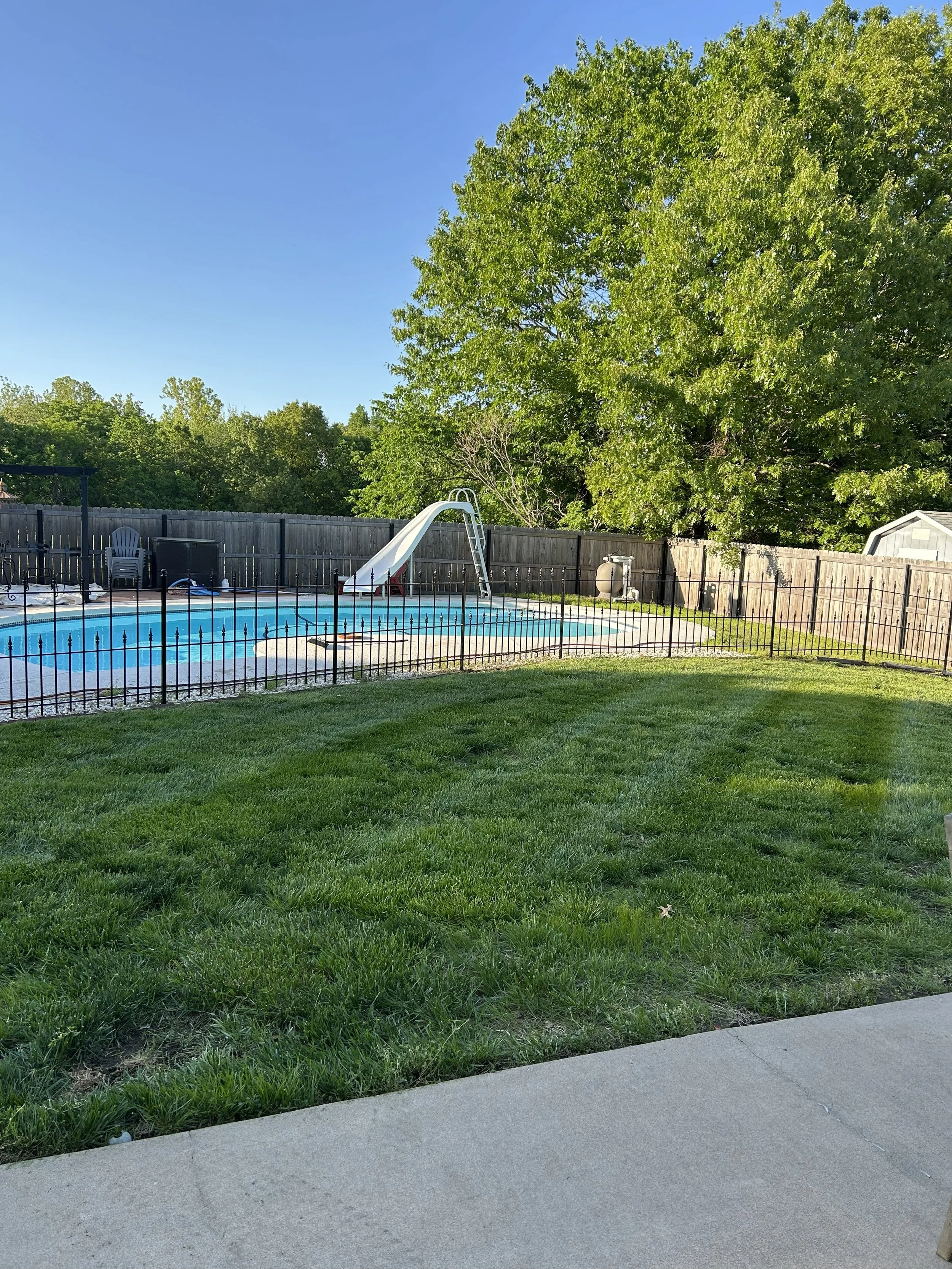 Keeping your outdoor space clean and tidy! Taking care of the work so you can enjoy your summer!