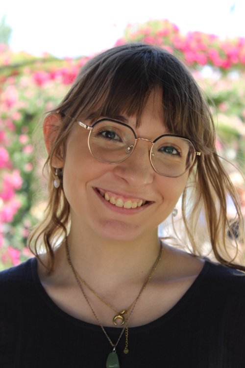 Celia, 18 years old, Lives in Madrid, studying psychology. She loves the peoples aura In Madrid.