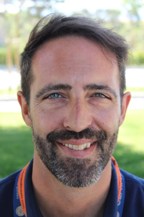 Grafa, 40 years old, lives in Spain, he is a tour guide. 