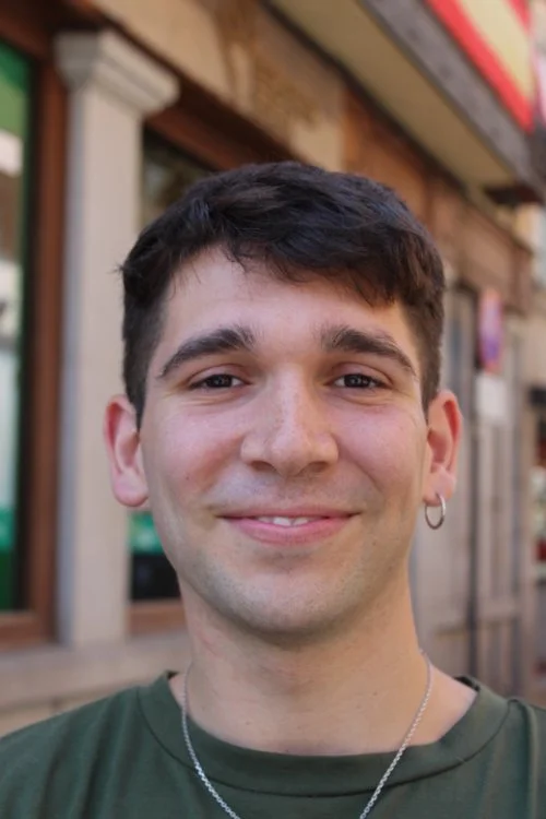 Daniel, 22 years old, lives in Spain.
He is going to school to become a nurse.