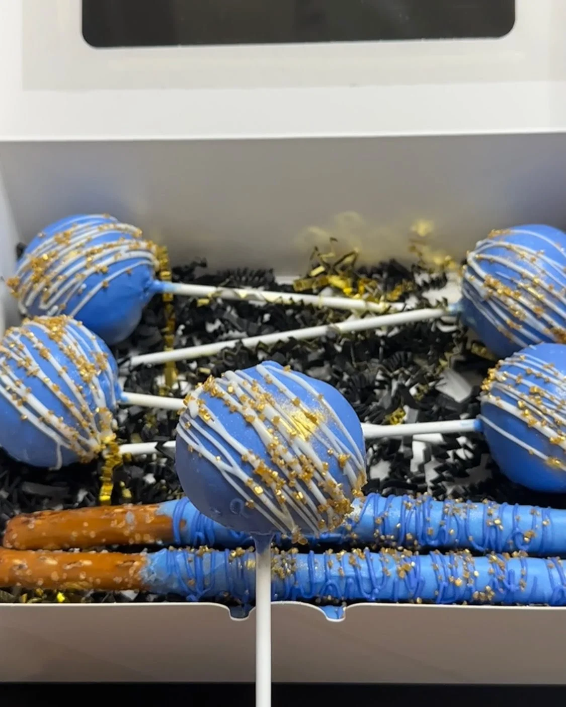 Royal blue cake pops💙

#royalblue #cake #cakepop #cakepops #birthdaydessert #dessert #desserts #custom #custommade #pretzels #chocolate #chocolatepretzels #chocolatecovered #chocolatecoveredpretzels #royalbluedesserts #gwinnett #gwinnettcounty #metr