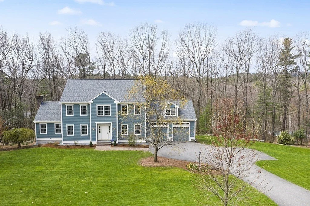 Single-family home listed by Joan Bissdorf