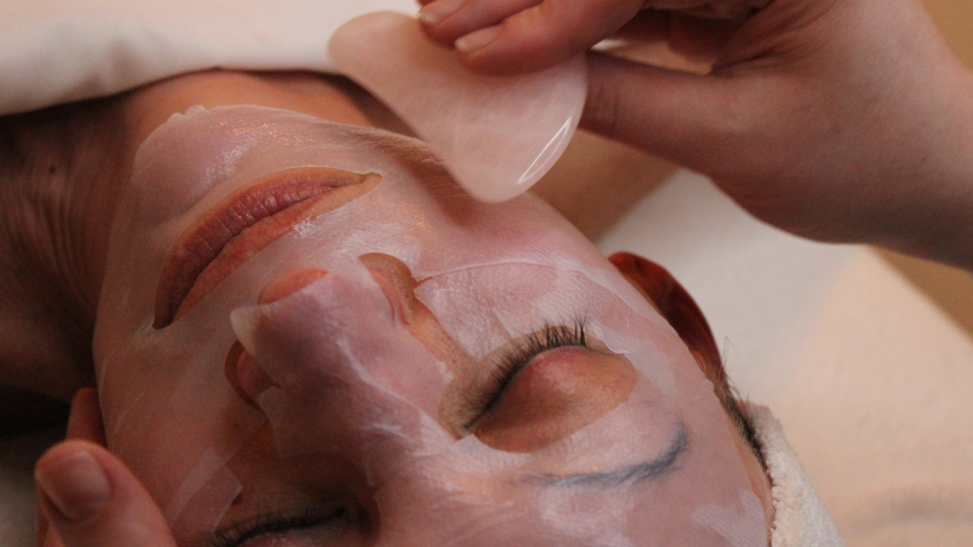Using the renowned Gua Sha technique, Esthetician Aislinn performs a gentle facial massage to stimulate lymphatic drainage, sculpt the face, and promote a rejuvenated, radiant complexion