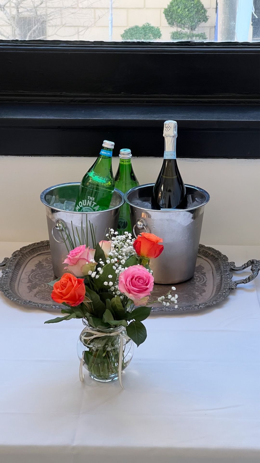 Roses, Prosecco, and sparkling water decorate the spa lounge, featuring scenic views of Nob Hill and the surrounding hills in San Francisco.