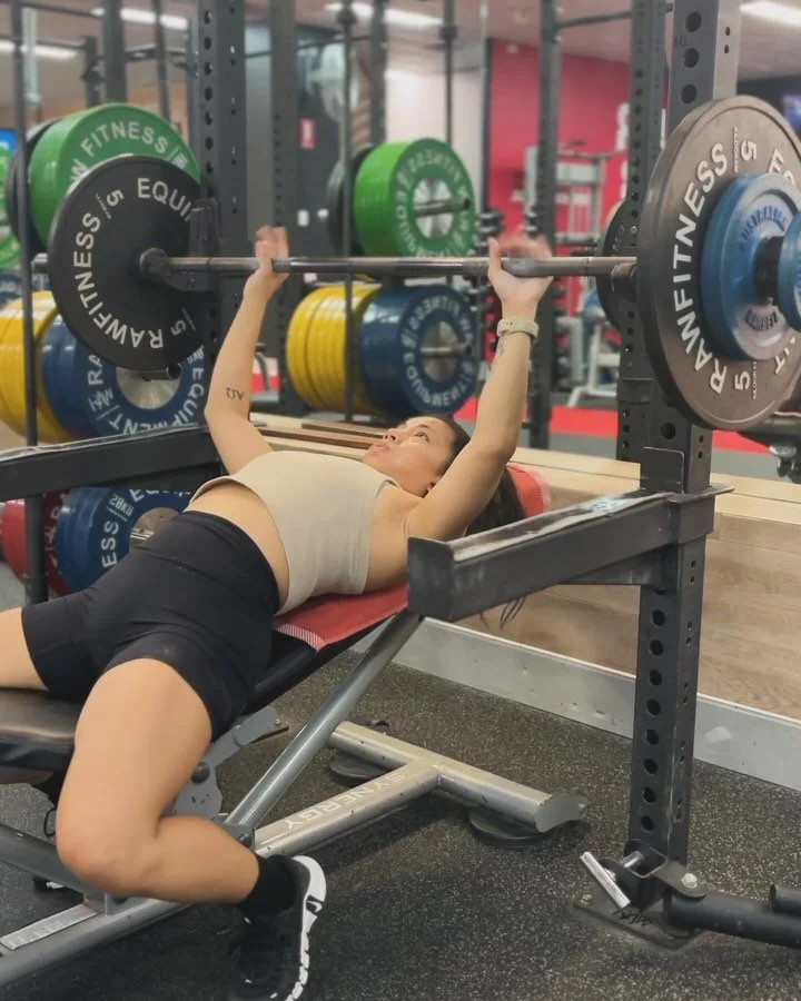 Upper Body Workout to get Hot Girl Arms &amp; keep those baby melons perky 😉🔥 

I love training my upper body, especially as a woman, because it actually helps give us that &ldquo;toned&rdquo; &amp; defined look we all seek. BUT in order to have mo