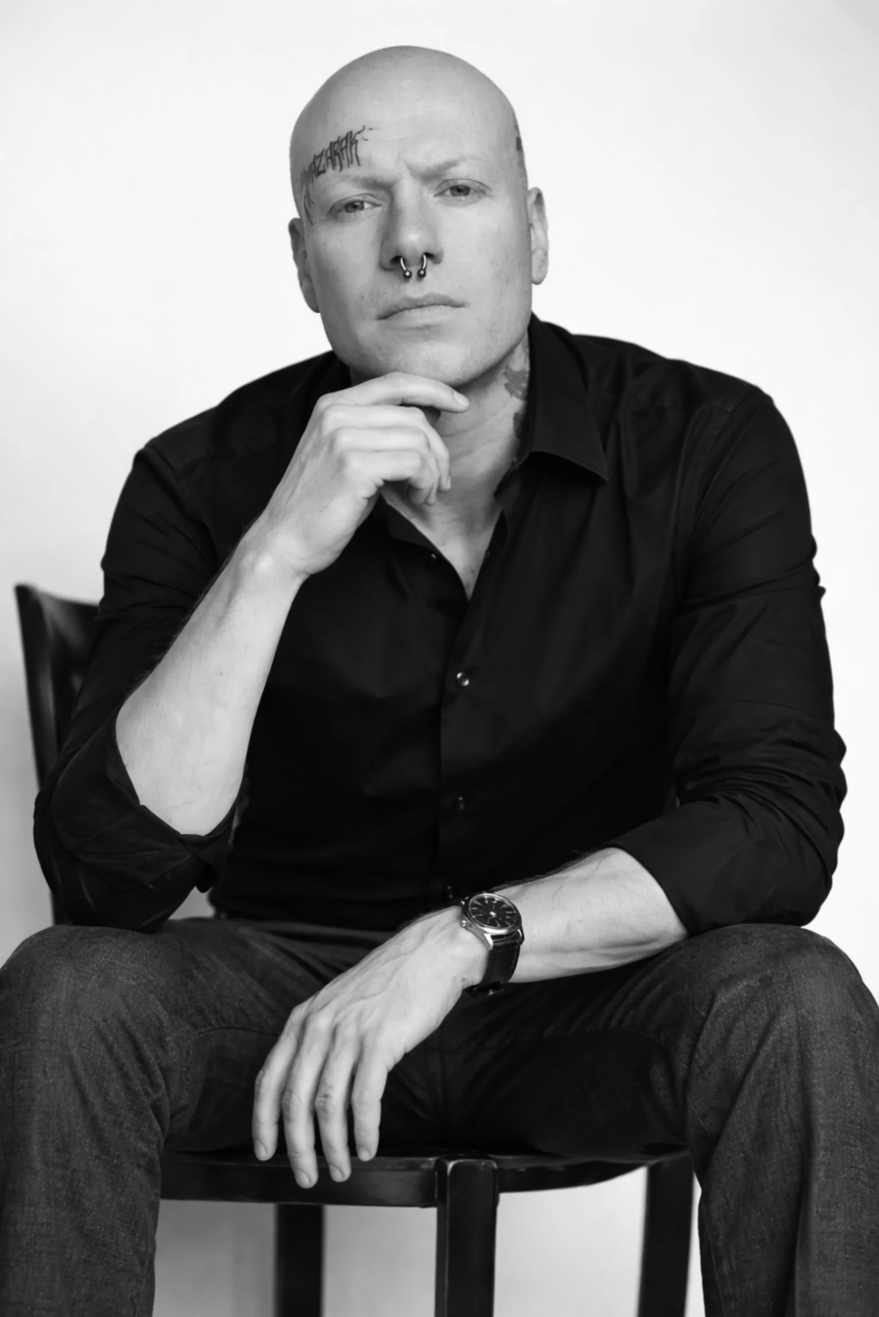 Piercing septum. Professionnel de design. Designer noir et blanc. Portrait noir et blanc.