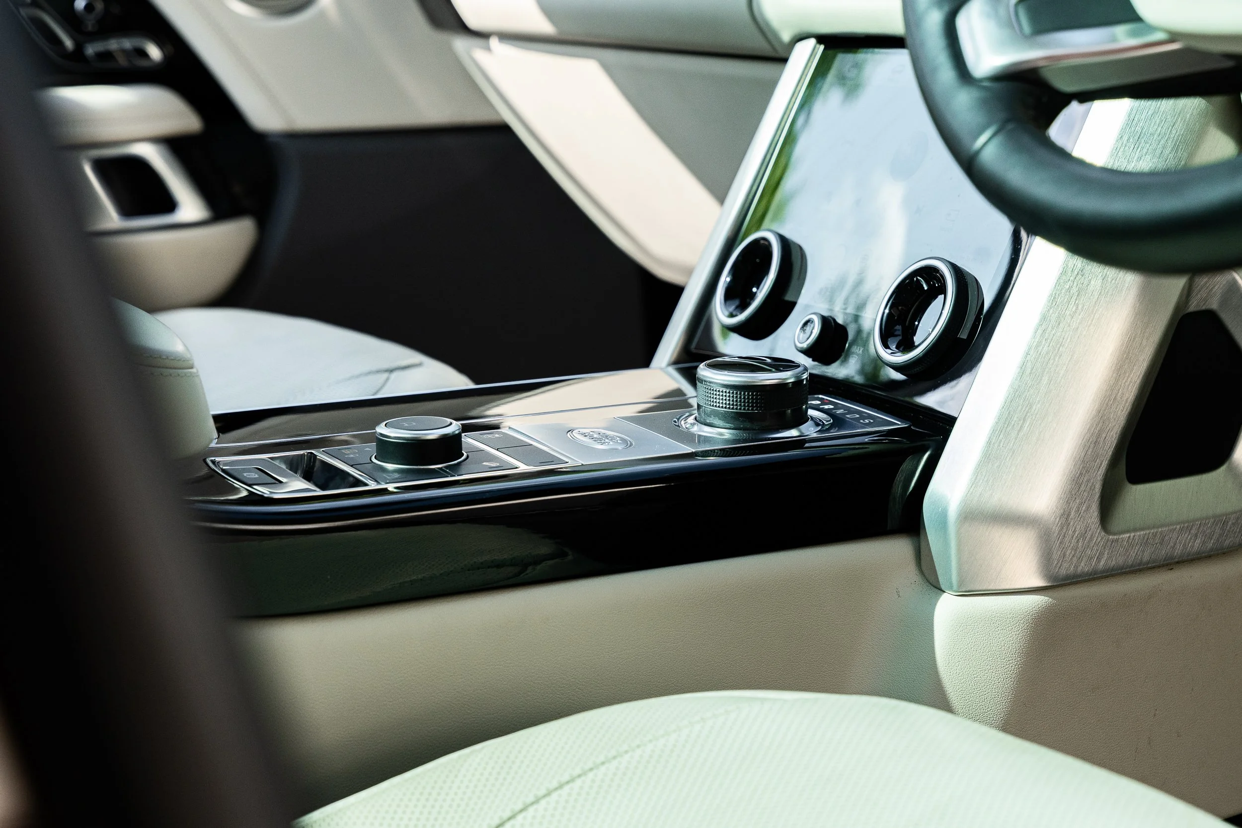 Range Rover centre console in warm leather and polished metal