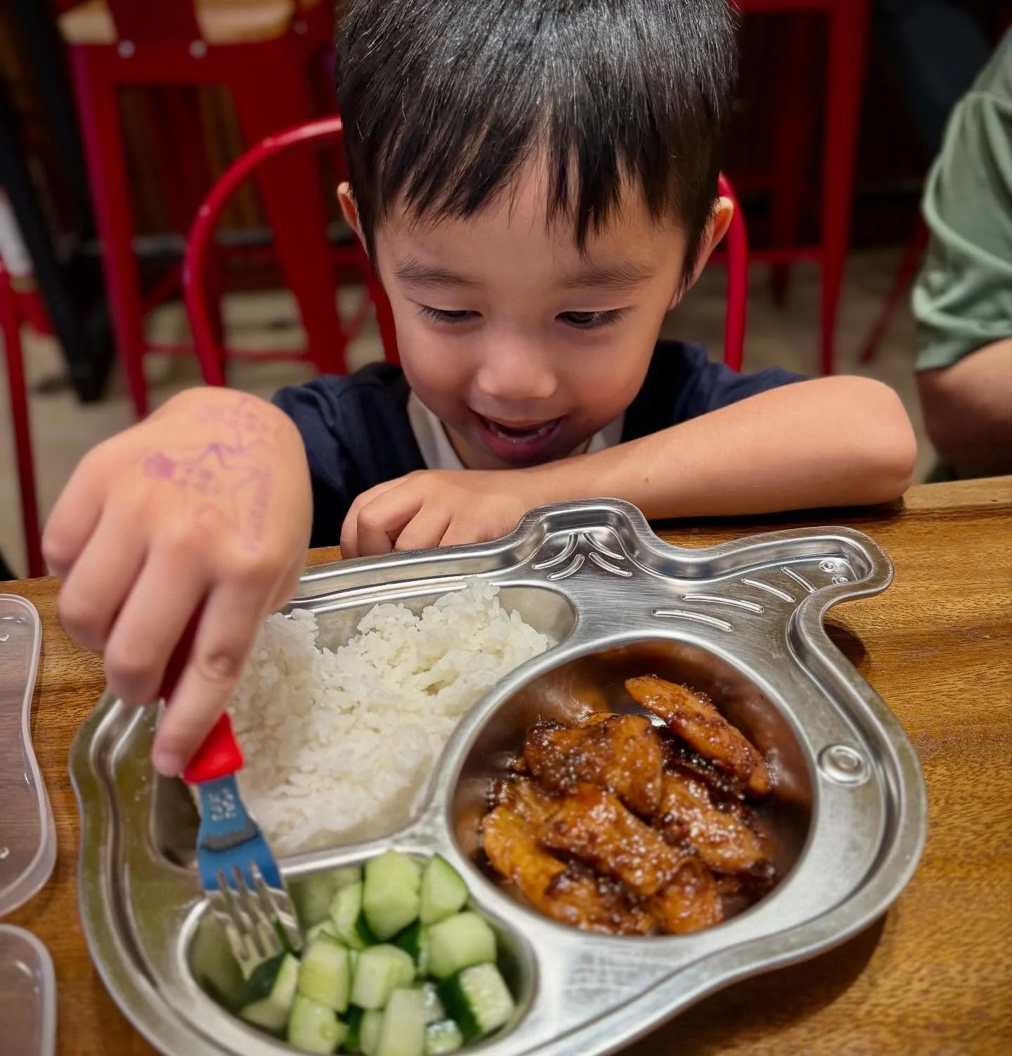 Hungry little tummy, happy little face! 👦🏻
Kiddie meal done right — fresh, flavorful, and fun! 🎈
#HomKiddieMeal #HomThaiFood