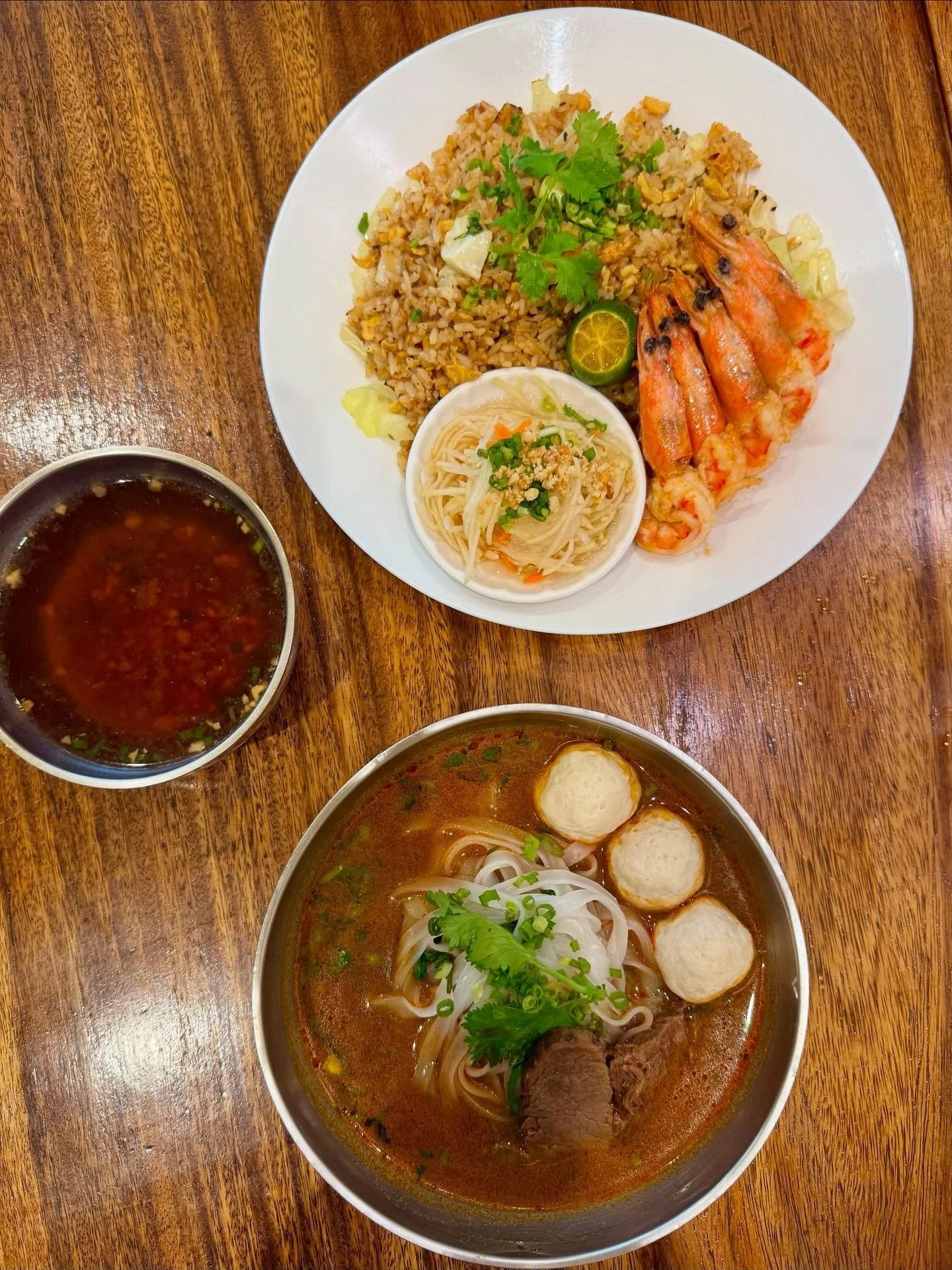 Not sure if you’re in the mood for rice or soup? We got you! 🤗 Comfort and freshness in every bite. 🍃