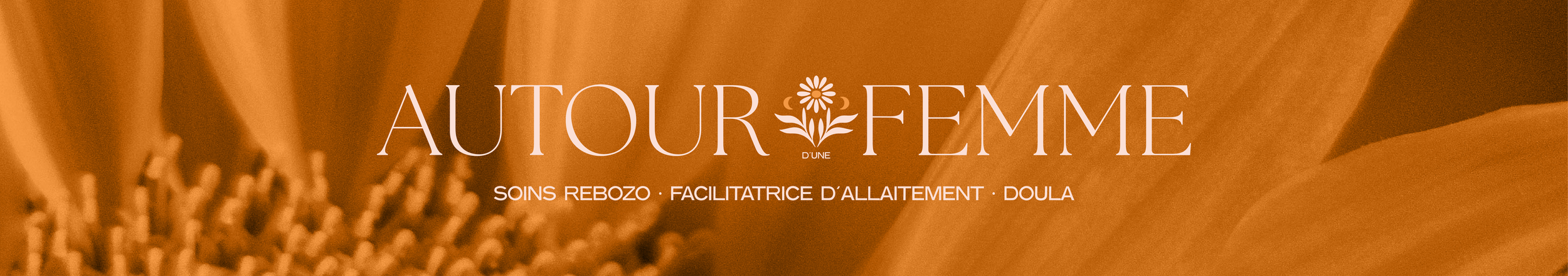 Bannière représentant le logotype d'Autour d'une Femme sur fond jaune tournesol