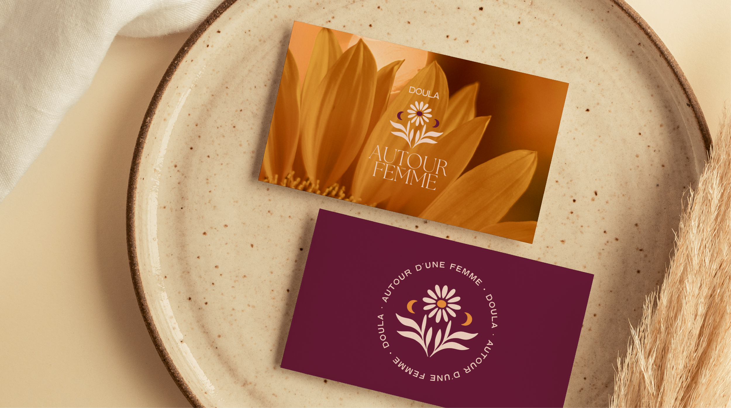 Simulation de deux cartes de visite, aux couleurs de l'image de marque d'Autour d'une Femme, doula.