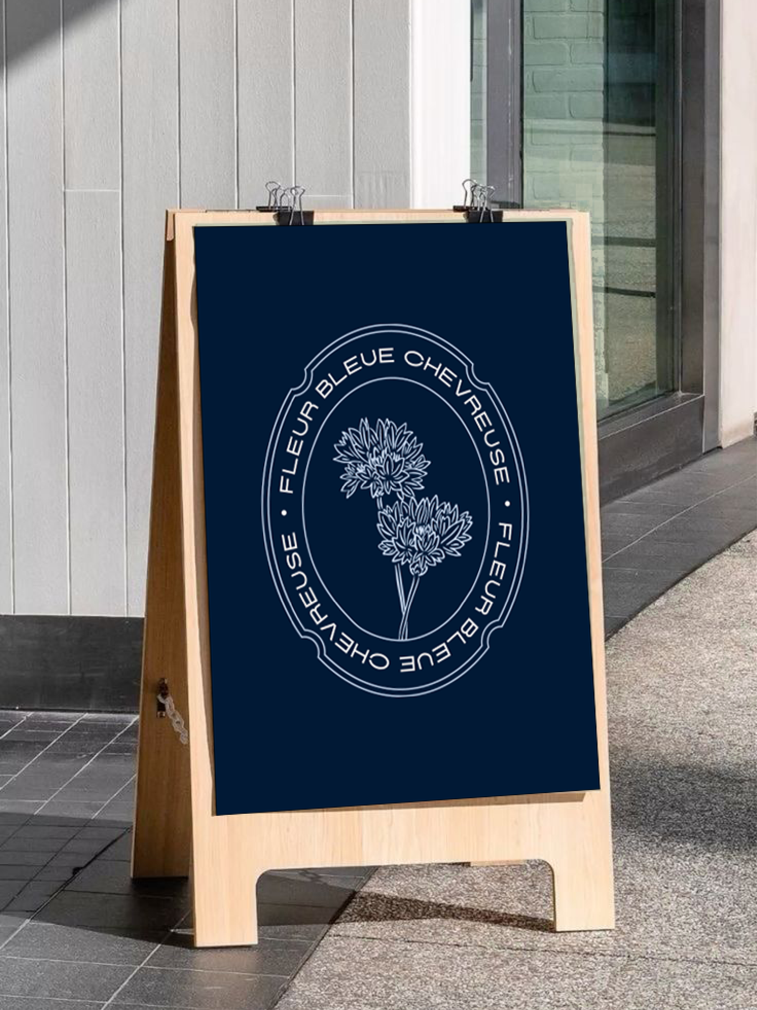 Simulation d'un chevalet pour l'image de marque stratégique de Fleur Bleue, fleuriste à Chevreuse