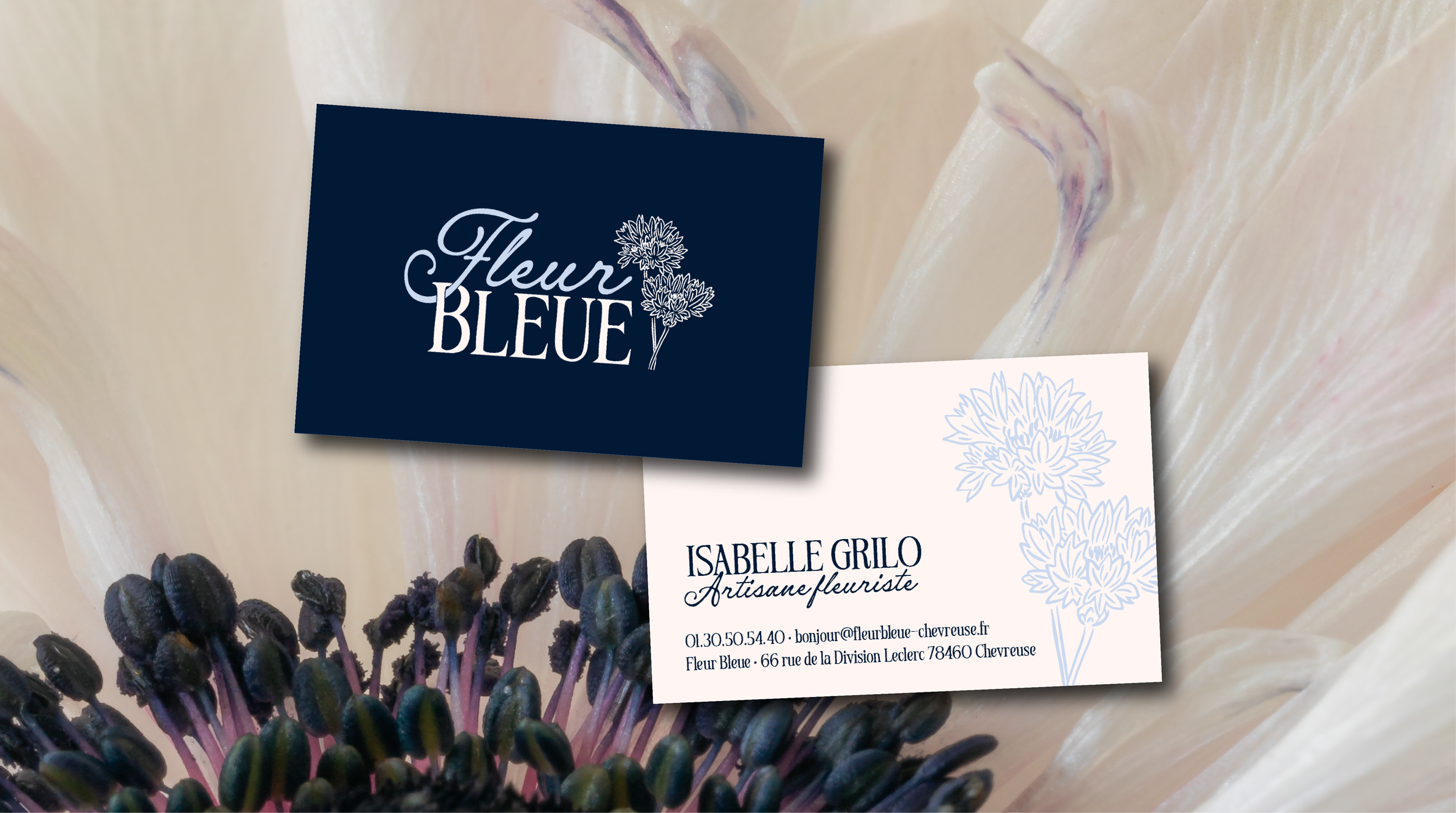 Simulation de mise en situation des cartes de visite de Fleur Bleue, fleuriste à Chevreuse