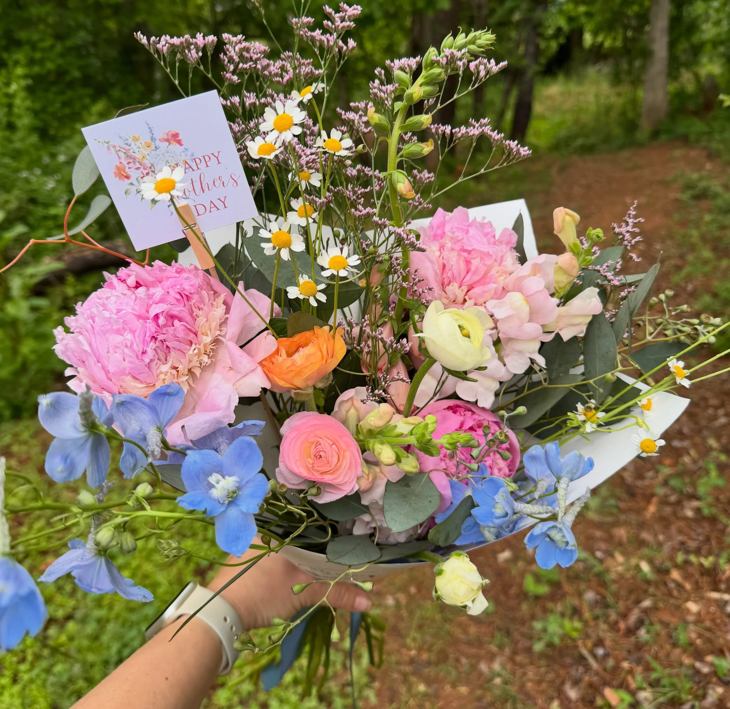 I finally finished my Mother&rsquo;s Day bouquet design and I&rsquo;m so obsessed with how these turned out 🥹

The peonies, blue delphinium, chamomile, ranunculus and ribbon feel like an English cottage garden all wrapped up together! And the scent 