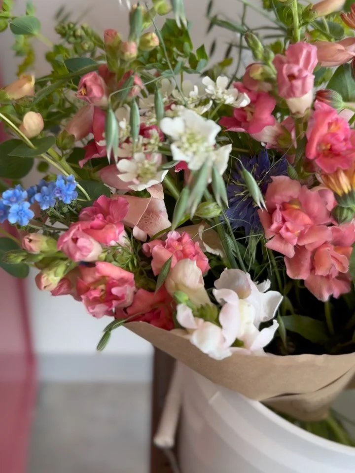 Looking for something to do this morning? 
Go get yourself a coffee and locally grown flowers (from me ☺️) at @firstfreecoffee! 

Bouquets will be available today and tomorrow and are sooo beautiful! 

And if you&rsquo;re looking for even more fun - 