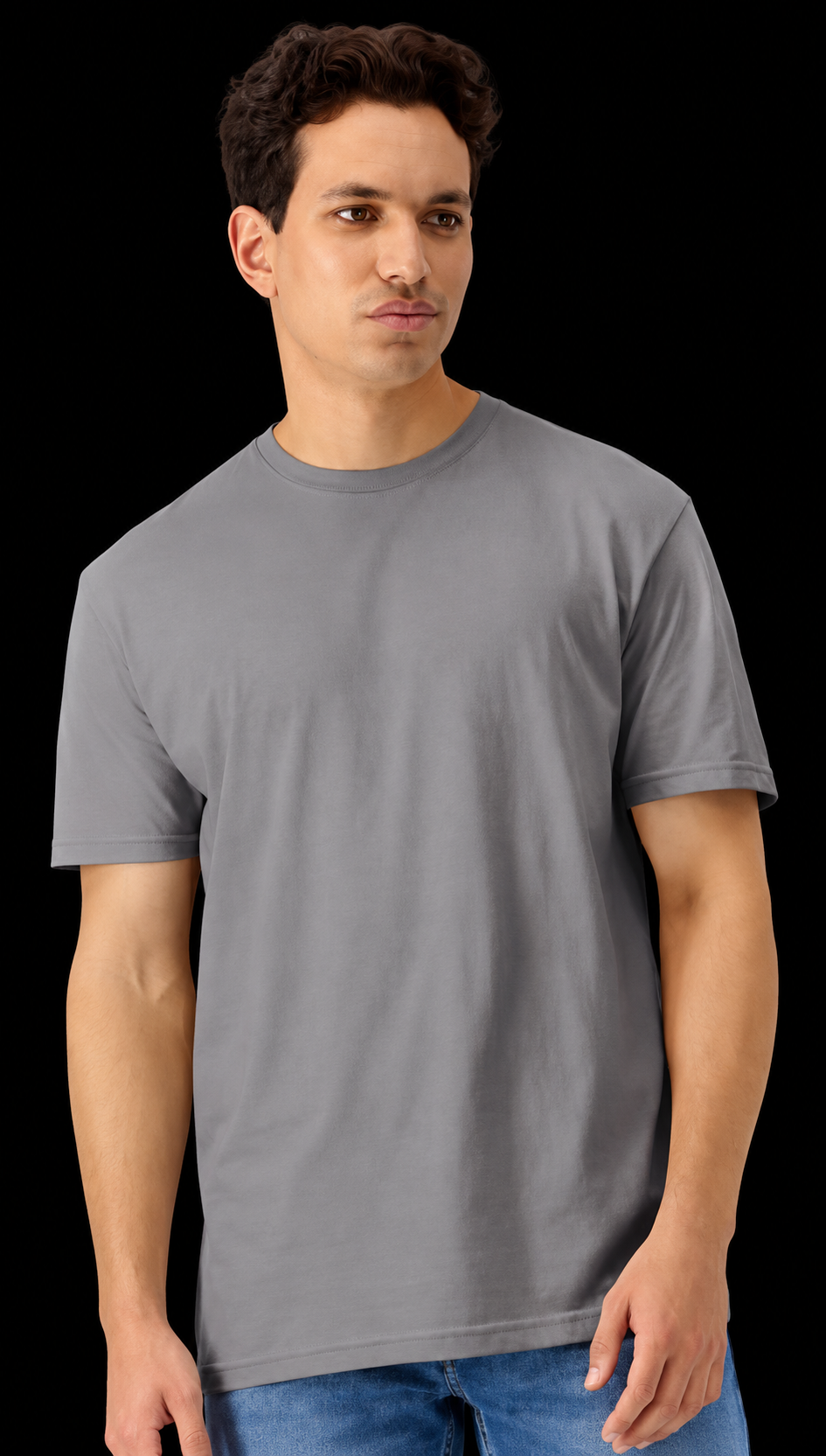 Portrait d’homme en t-shirt gris sur fond noir.png