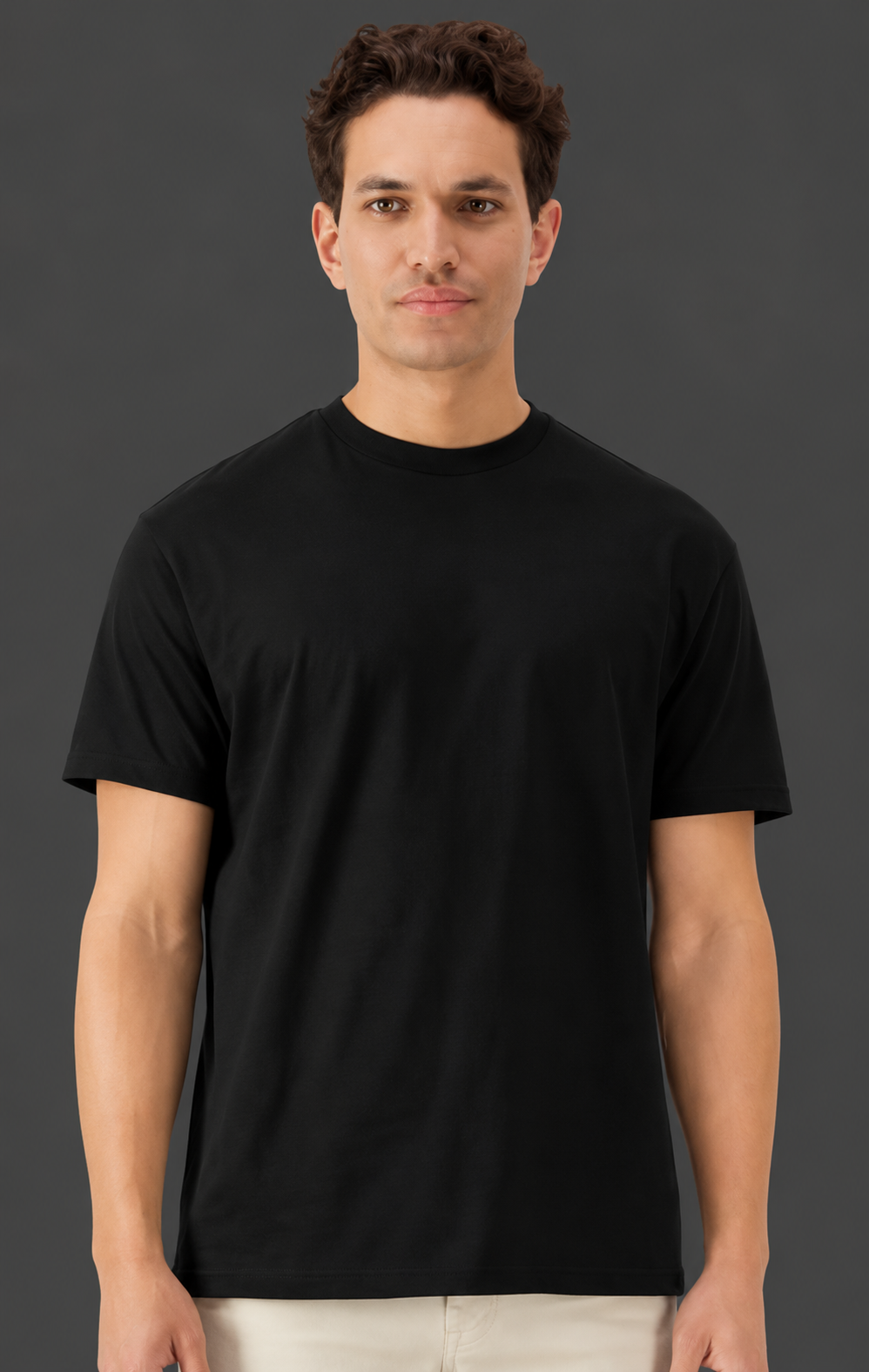 Portrait studio d’un homme en t-shirt noir.png