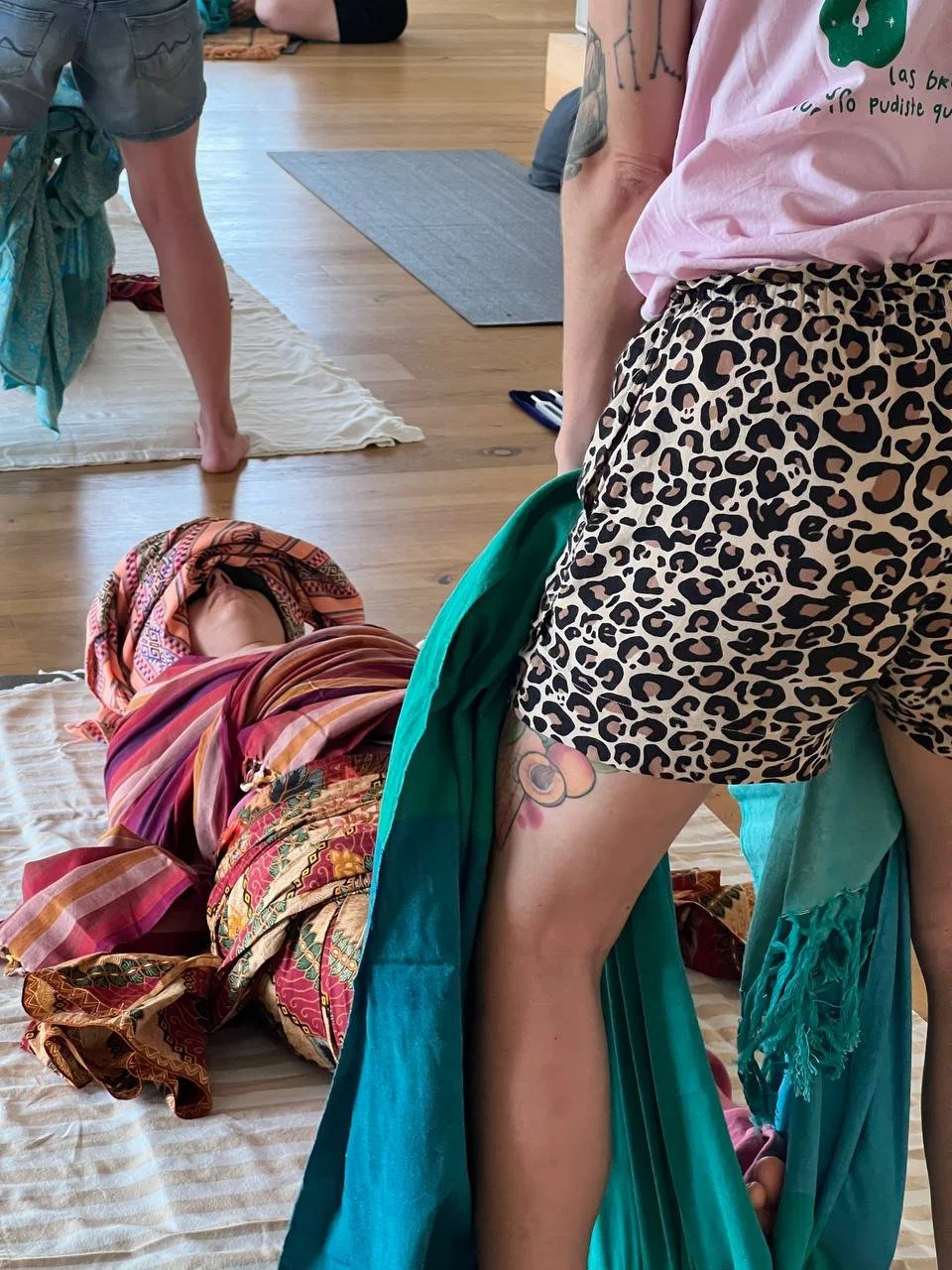 Doula Jacky Balzli aus Bern wendet Rebozo bei einer Wöchnerin an