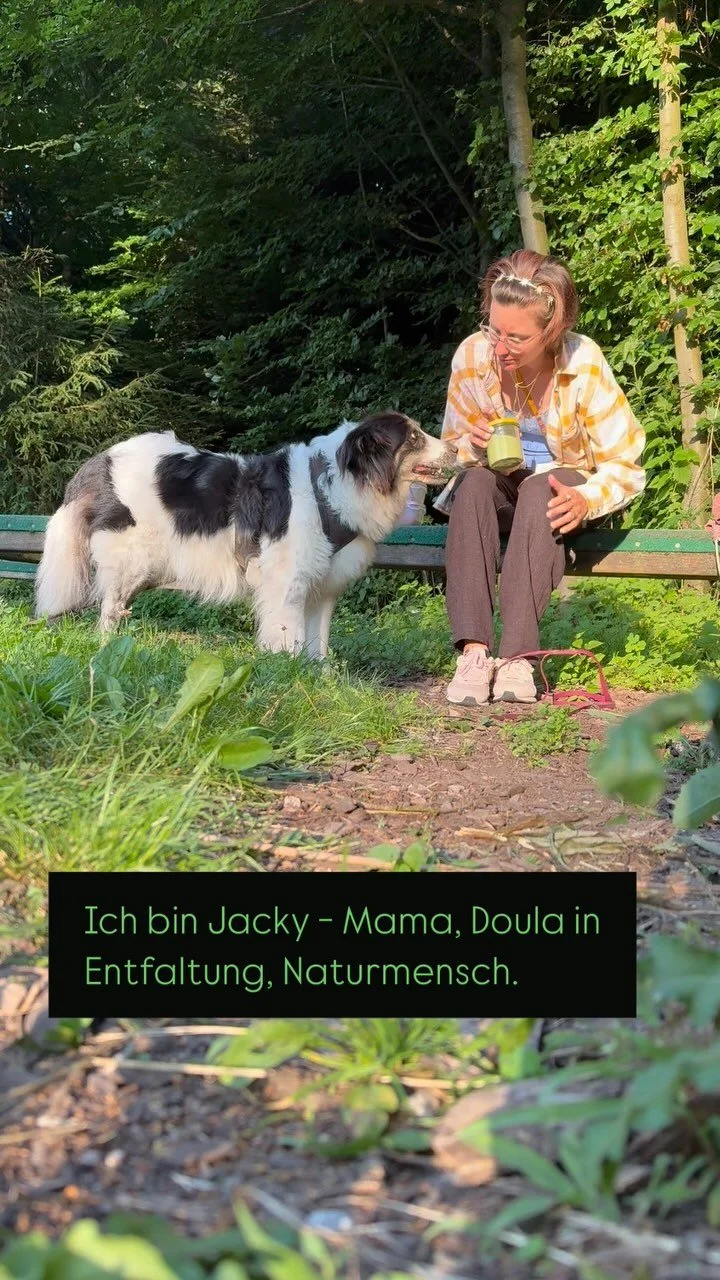 Freitagmorgen. Mein Ritual.
Kein Make-up. Keine Erwartungen. Kein Müssen.
Nur ich, meine Hündin, mein Matcha und
der Wald, der mich hält. Das Vogelkonzert in meinen Ohren. Die aufgehende Sonne auf meinem Gesicht. Die grosse Mutter Erde