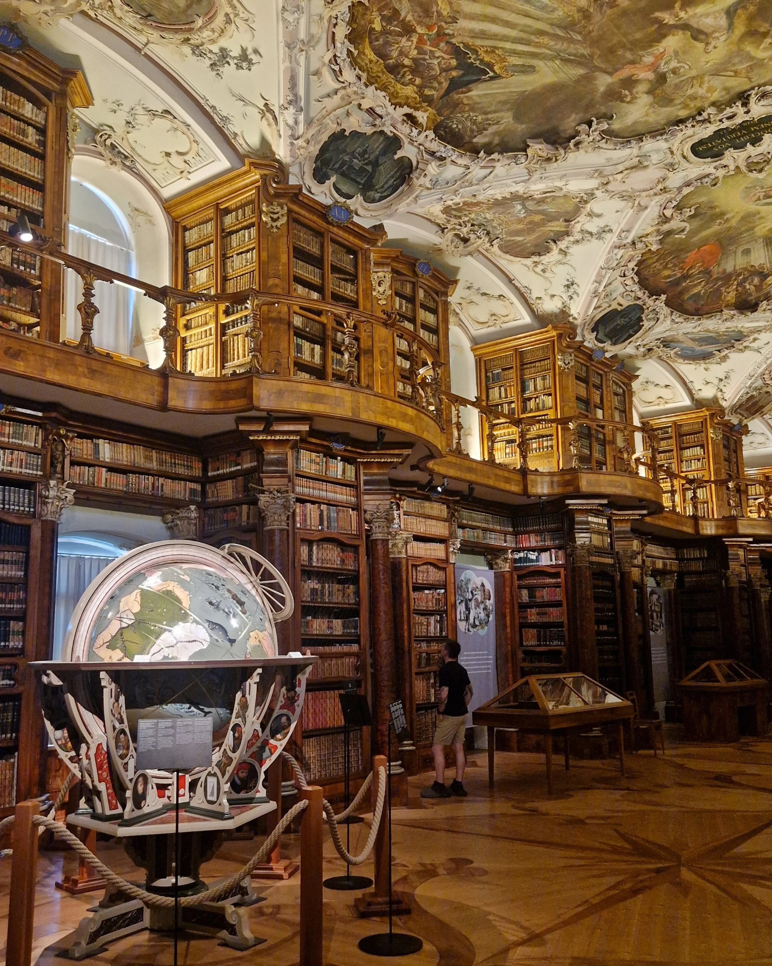 Doula Jacky stellt Wissen und Bücher aus ihrer Bibliothek zur Verfügung