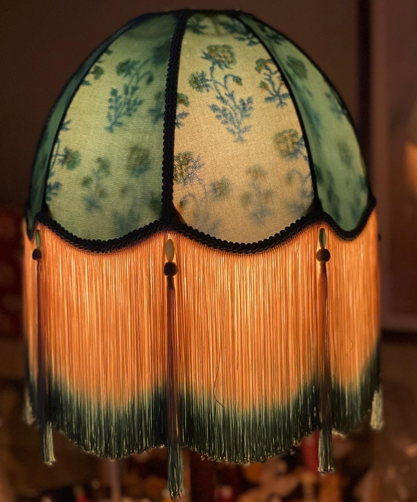 12" scalloped green velvet frame lit