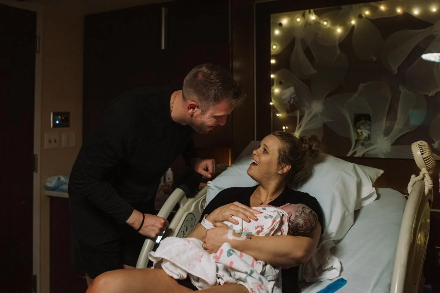 When the amazing family that hired you two years ago calls you back to capture the birth of their new baby, you drop everything and you show up 🤍 being welcomed back into that room, trusted with these special moments and trusted to document their st
