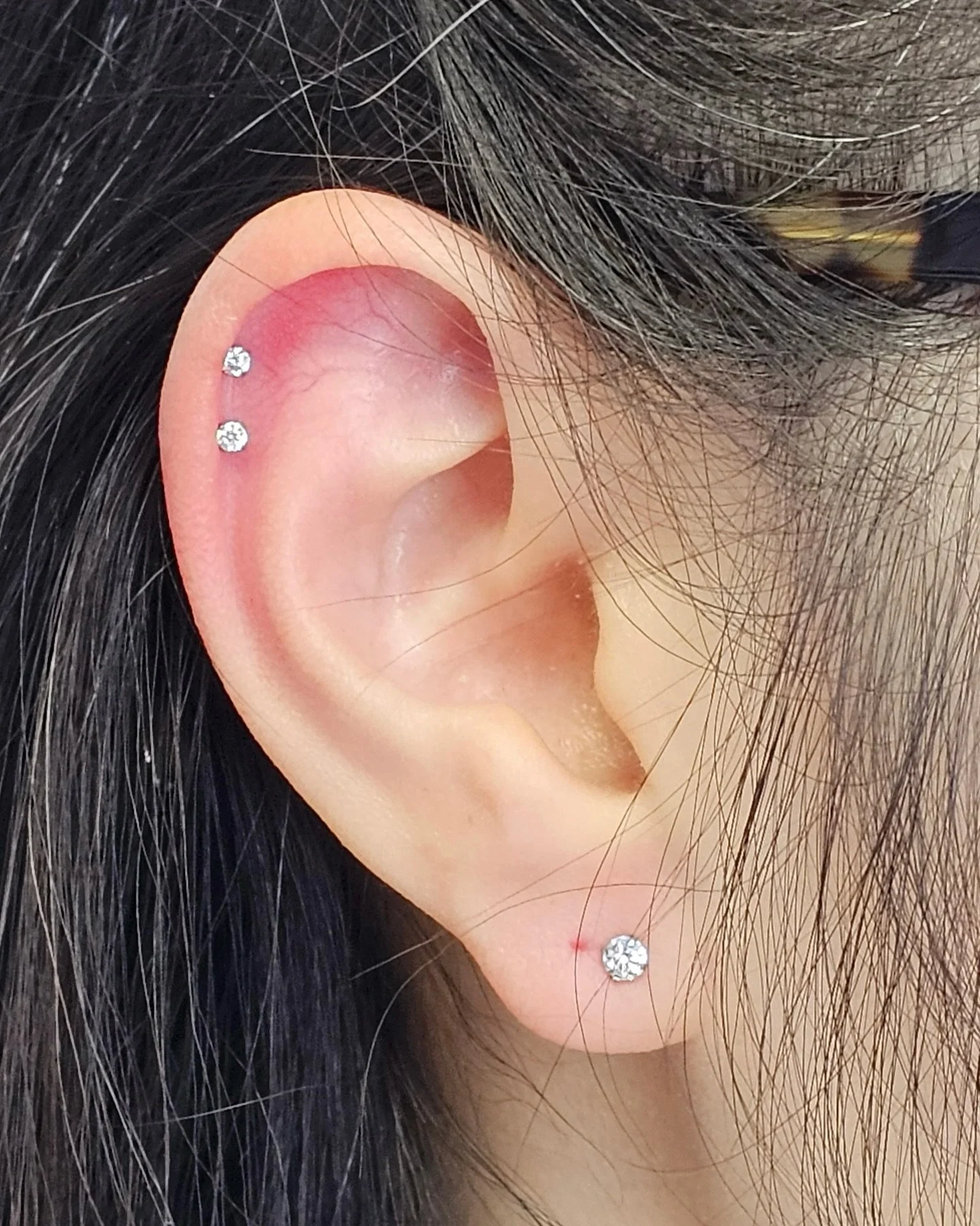 This beautiful client came in for a helix piercing and chose two 2.5mm prong set Swarovski crystals. 

@piercingsbycourtney

To schedule a piercing, change out, or to purchase jewelry, text the studio at 770-992-5800, and Tiffin will be happy to sche