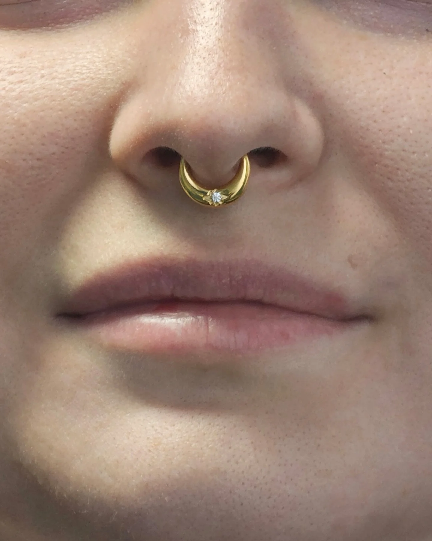 Thanks so much for coming in, Ellie! 

Healed septum change out to a 24kt yellow gold etched design featuring a sleek dome  ring with front facing prong set CZ.

@piercingsbycourtney

To schedule a piercing, change out, or to purchase jewelry, text t